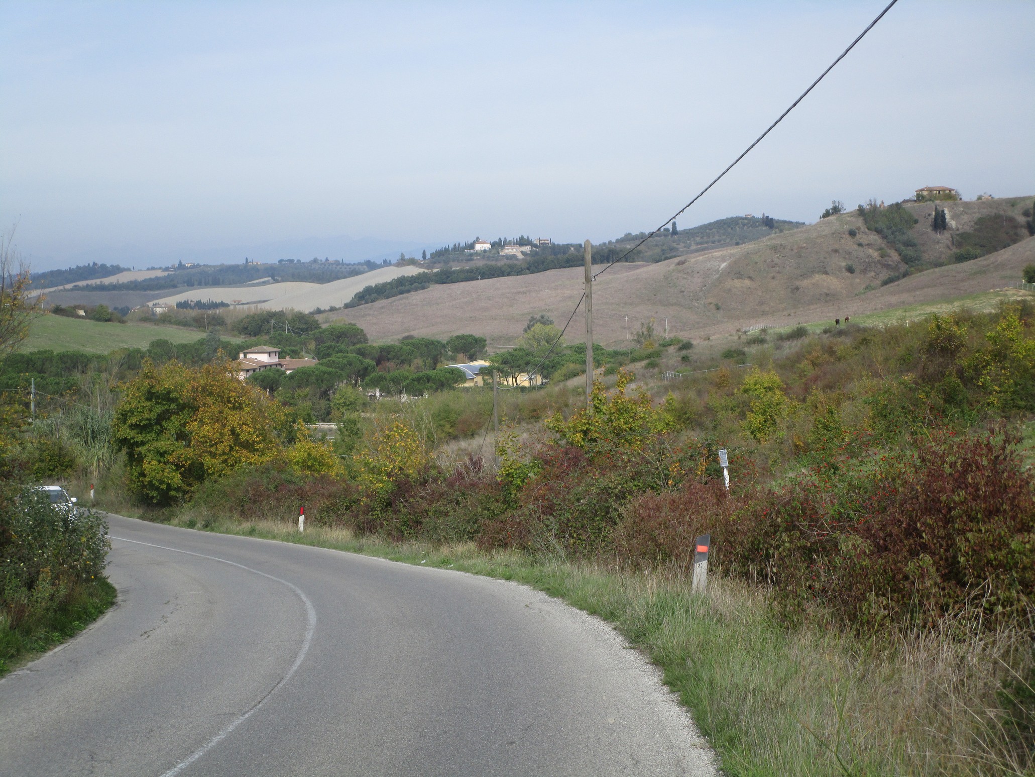Grande, suggestivo paesaggio di campi e boschi, dove si scoprono e si ammirano i diversi colori e profumi delle stagioni.